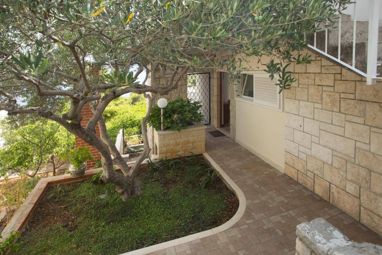 Apartment Damir Postira Bagian luar foto