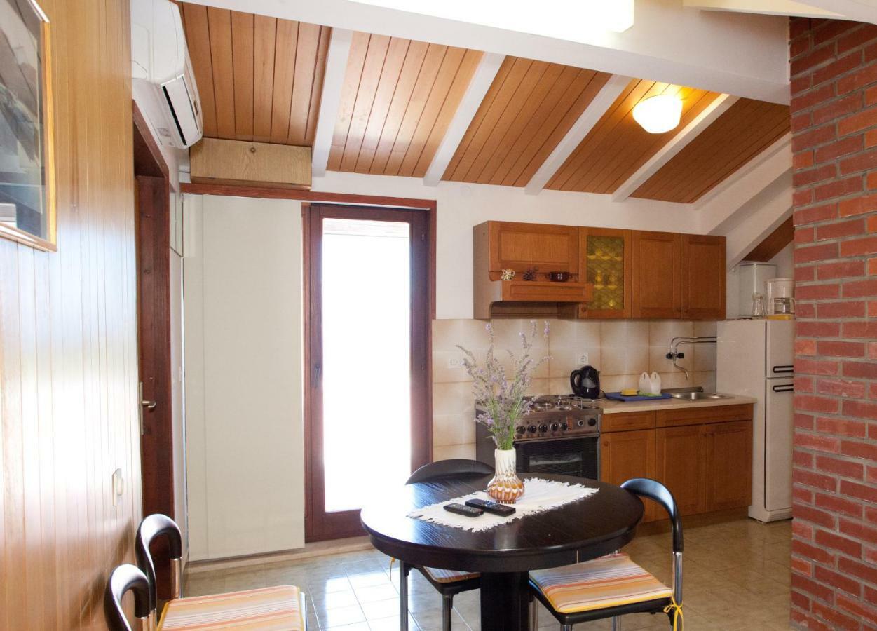 Apartment Damir Postira Bagian luar foto